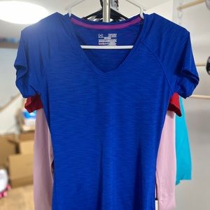 Woman’s under armor t shirt xsmall